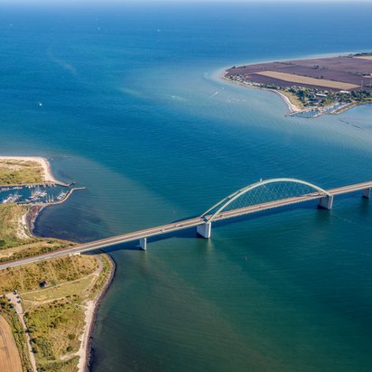 Fehmarnsundbrücke Luftbild der Fehmarnsundbrücke, die die Insel Fehmarn mit dem Festland verbindet