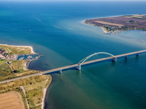 Luftbild der Fehmarnsundbrücke, die die Insel Fehmarn mit dem Festland verbindet