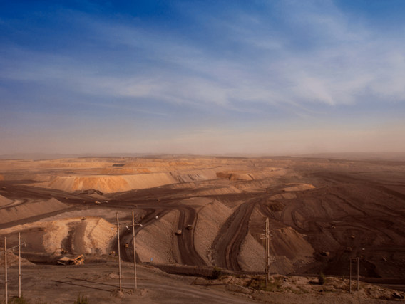 Mineração a céu aberto Extensa paisagem de mineração a céu aberto