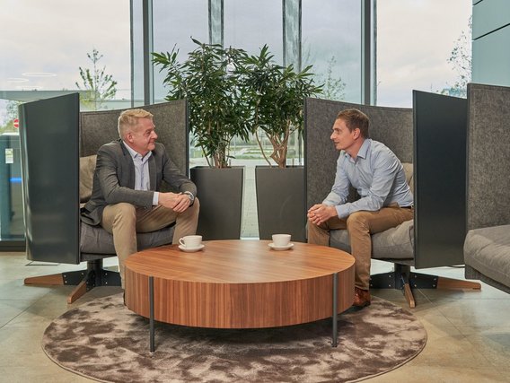 Carsten Gelhard Carsten Gelhard und Knut Hirsch sitzen in einer Sitzecke