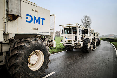 Mit bis zu fünf parallel arbeitenden Vibratorflotten, bestehend aus bis zu 18 Vibro-Trucks und einer rund 80-köpfigen Mess-Crew