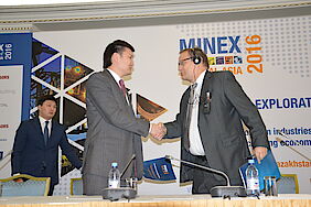 Galym Nurzhanov und Prof Eiko Räkers