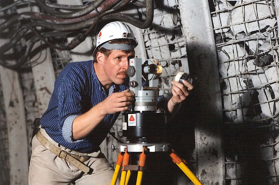 Mit seinen Wurzeln in der Bergbauindustrie Mit seinen Wurzeln in der Bergbauindustrie, auch für den Bereich Bauwesen ideal
