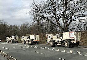 Vibro trucks Vibro-Trucks auf der Straße während der geothermischen Explorationsuntersuchung