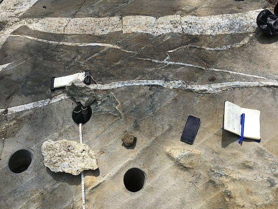 Bohrlöcher zur Bestimmung des Lithiumgehalts (Foto: Rock Tech Lithium) 