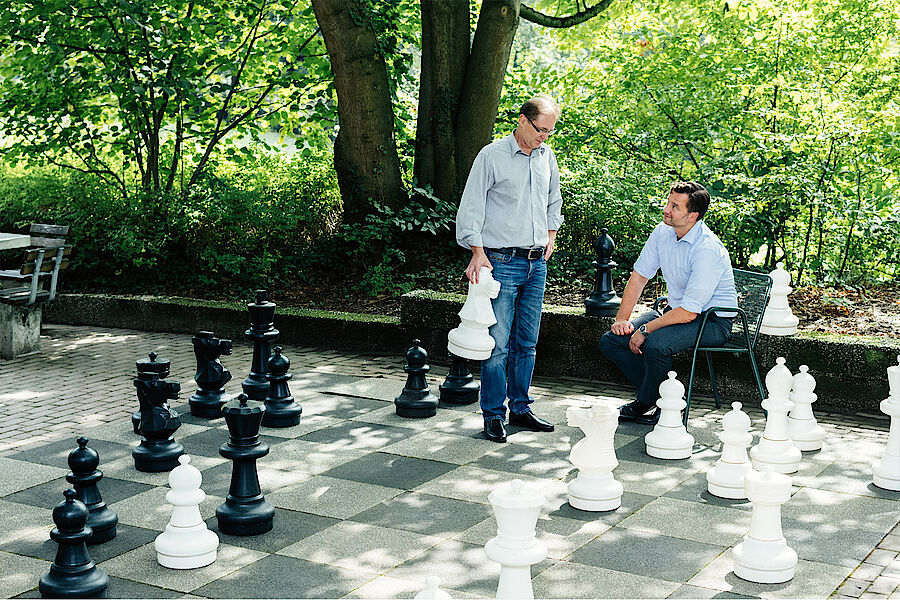 Manche Fehler macht man am besten keinmal – deshalb nutzen unsere leidenschaftlichen Ingenieure auch ihre Mittagspause konstruktiv. Unsere engagierten Ingenieure - DMT Gruppe