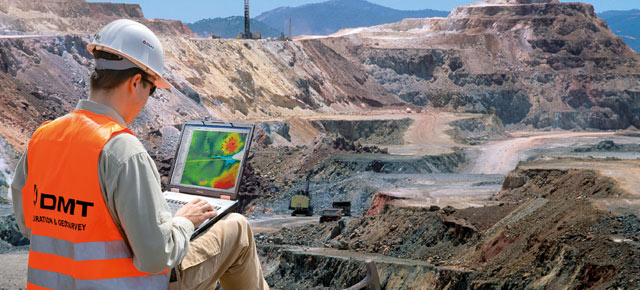 DMT GROUP employee in digital mine site DMT Mitarbeiter im digitalen Tagebau