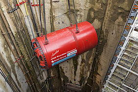 Lowering the jacking machine into the launch shaft Lowering the jacking machine into the launch shaft