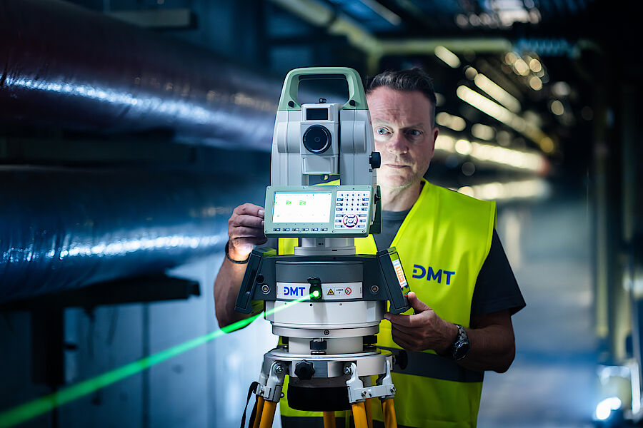 Unser Gyroskop bestimmt vollautomatisch die Richtung nach Norden oder den Azimut mit weltweit unerreichter Genauigkeit und sichert so die exakte Ausrichtung Ihres Bauvorhabens.