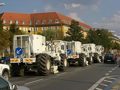 Vibro-Trucks liefern Informationen zur Beschaffenheit des Untergrundes bis in mehrere Kilometer Tiefe