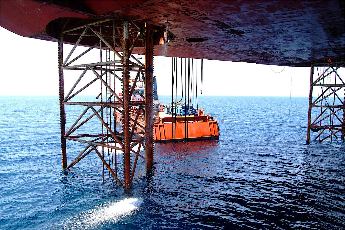 Das größte Kranschiff der Welt bei der Installation neuer Offshore-Windparks