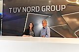 Was für uns spricht, sind unsere Mitarbeitenden Ein Mann und eine Frau hinter einem Empfangstresen