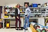 Was für uns spricht, sind unsere Mitarbeitenden Ein Mann und eine Frau im Elektroniklabor
