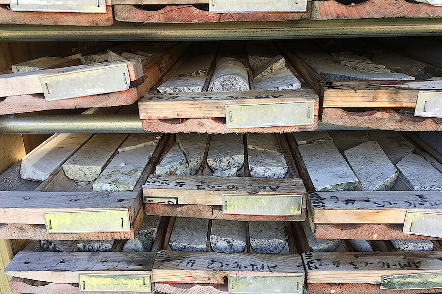 The beginning of electromobility: Drill core with pegmatite containing spodumene (lithium ore). (Photo: Rock Tech Lithium) Drill core with pegmatite containing spodumene