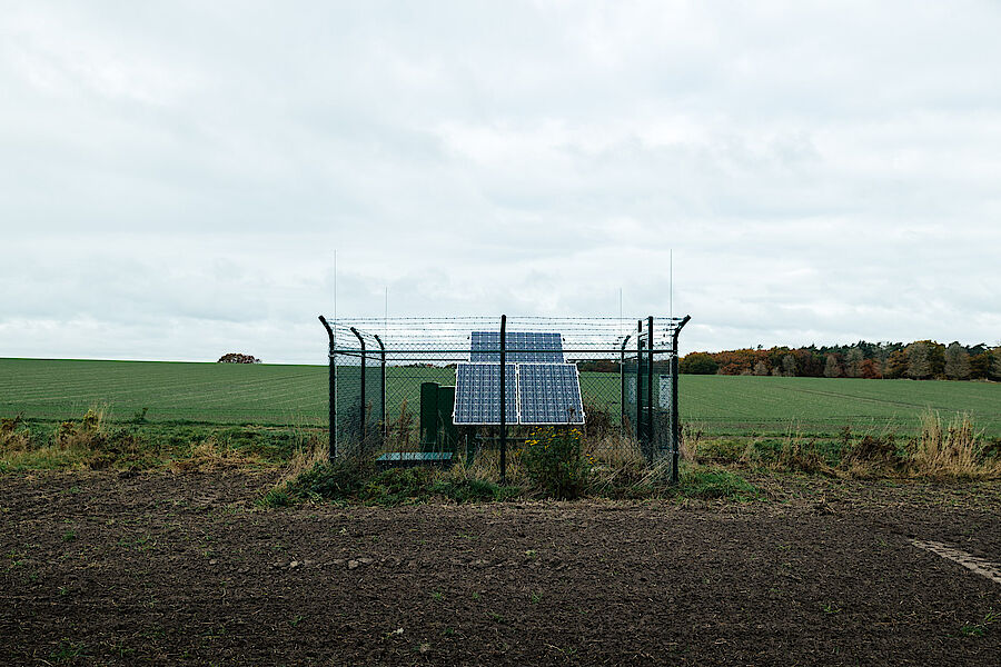 Oberflächenmesstation des Seismischen Ortungsnetzwerks (SON) bei Brockum, Niedersachsen (Foto: DMT) Oberflächenmesstation des Seismischen Ortungsnetzwerks (SON) bei Brockum, Niedersachsen (Foto: DMT)