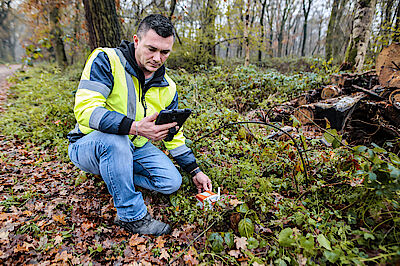 Die Geophone werden per Hand ausgelegt, DMT kann sie dann per GPS orten.
