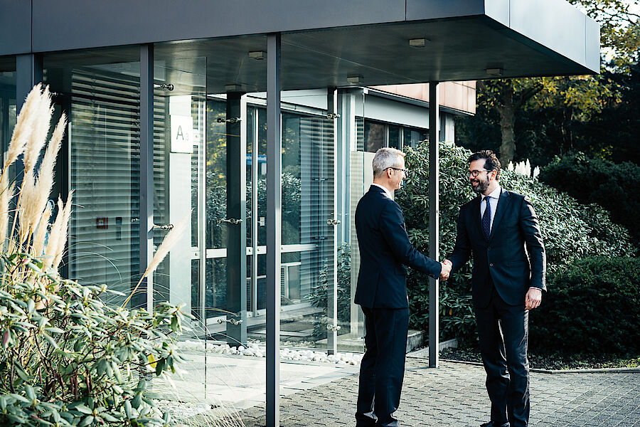 Teamwork kann es auch zwischen Unternehmen geben: Dr Frank Sowa (DMT) und Antonio Esposito (Paul Wurth Italia) Dr Frank Sowa (DMT) und Antonio Esposito (Paul Wurth Italia)